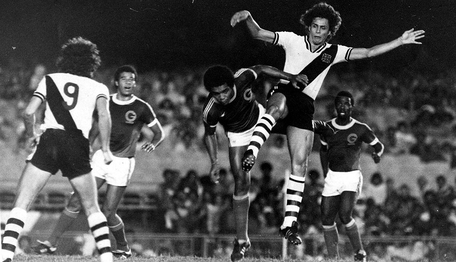 o jogador Carlos Roberto de Oliveira, conhecido como Roberto Dinamite, durante partida de Vasco e Guarani, no Rio de Janeiro