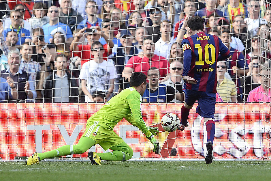 Lionel Messi marcou o gol 400 com a camisa do Barcelona neste sbado (18)
