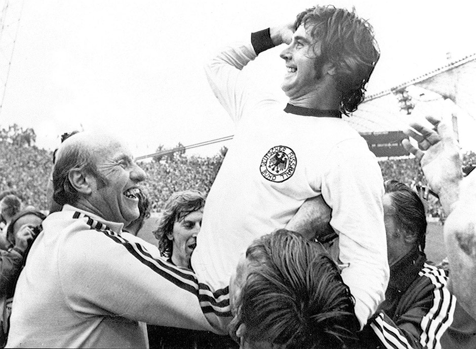  O tcnico Helmut Schoen comemora com o atacante Gerd Muller (no alto) a conquista da Copa do Mundo de 1974 pela seleo da Alemanha