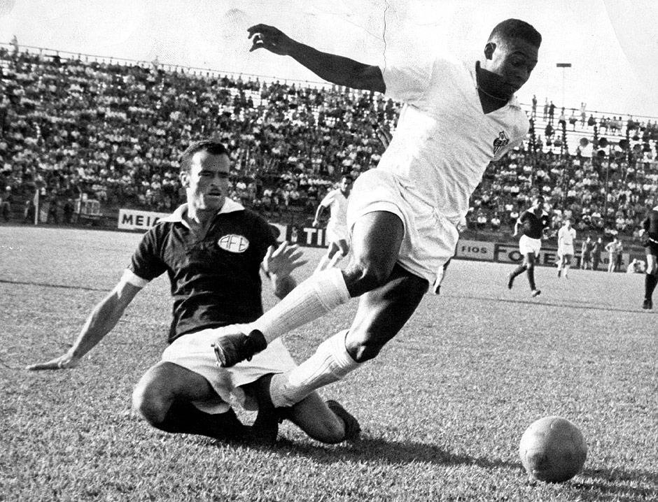 Pel jogando pelo Santos, em 1965.