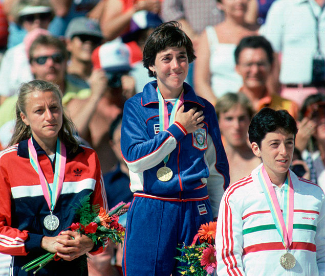 A atleta norte-americana Joan Benoit, dos Estados Unidos, recebe a medalha de ouro em Los Angeles