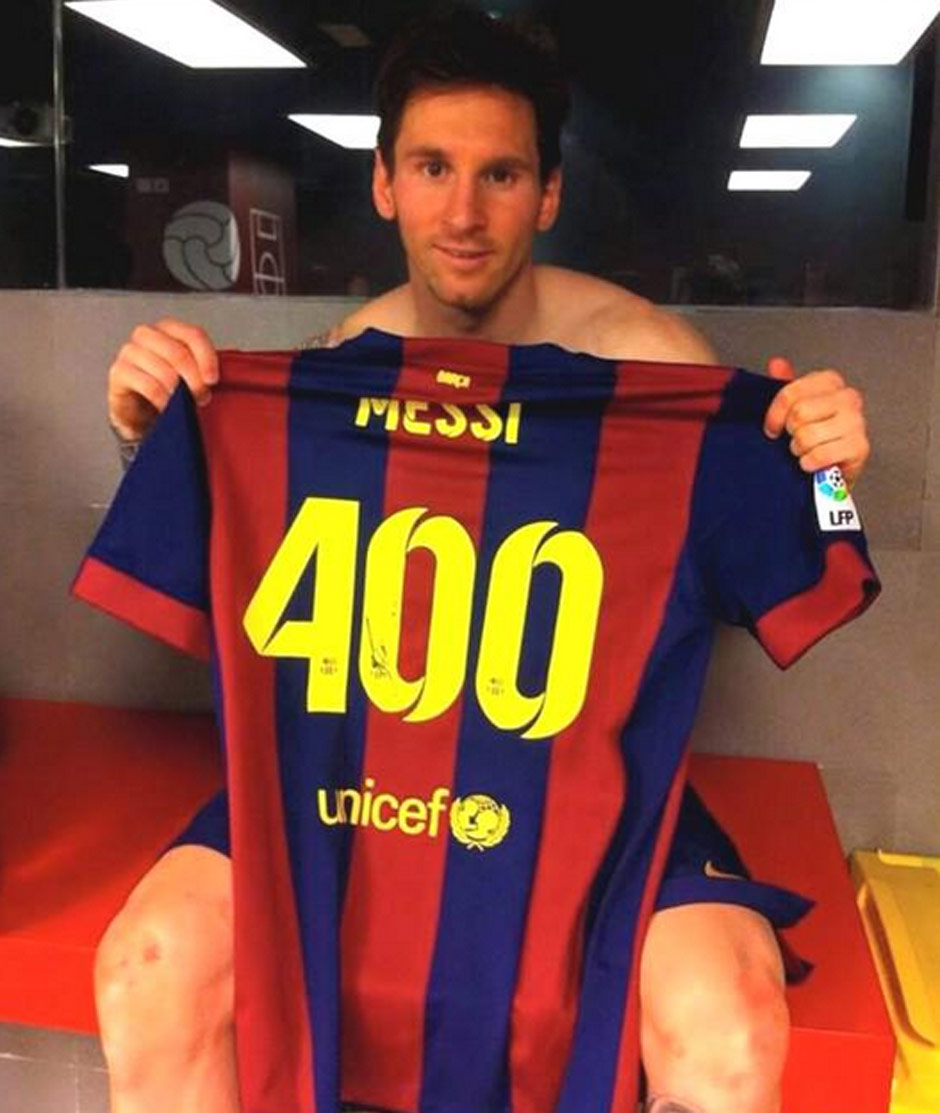 Lionel Messi posa para foto com a camisa 400 em homenagem ao nmero de gols marcados pelo Barcelona.