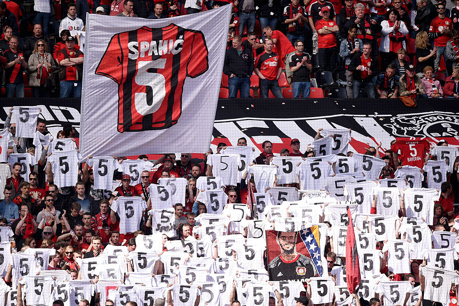 Torcedores do Bayer Leverkusen fazem protesto em apoio ao zagueiro bsnio Emir Spahic