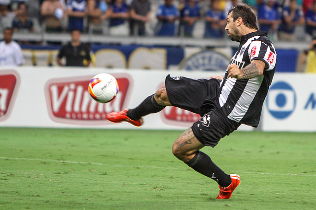 Lucas Pratto finaliza para marcar o primeiro gol do Atltico-MG sobre o Cruzeiro