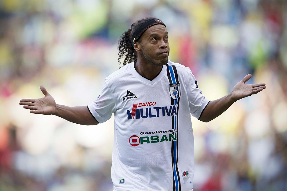 Ronaldinho Gacho comemora um dos gols na vitria do Quertaro pelo Campeonato Mexicano