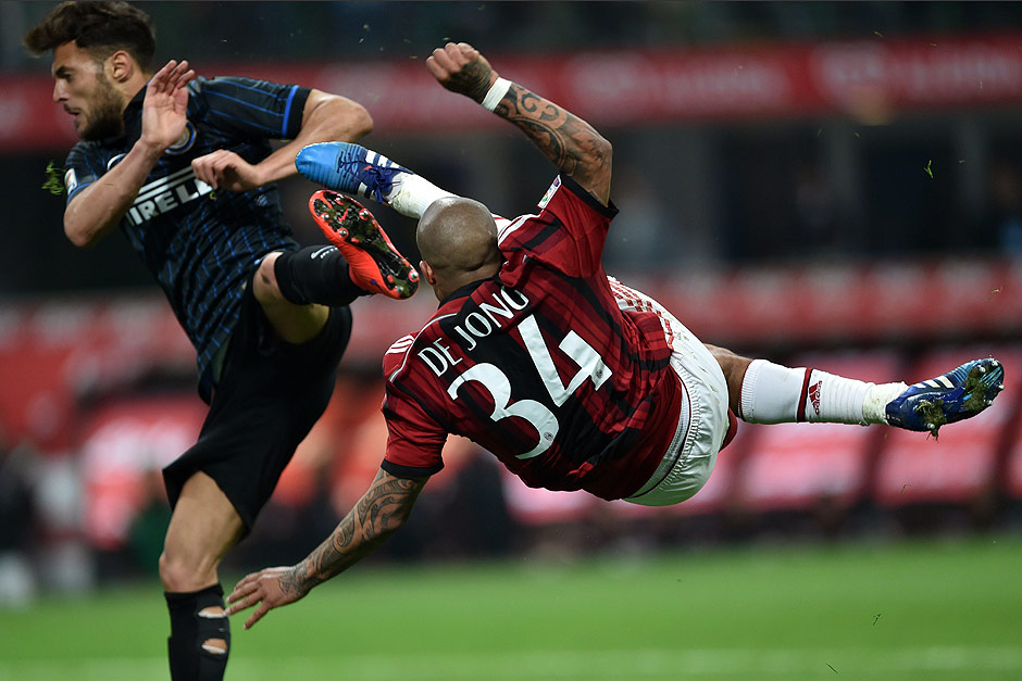 Jogadores de Milan e Inter de Milo disputam bola no clssico entre as duas equipes disputada neste domingo (19)