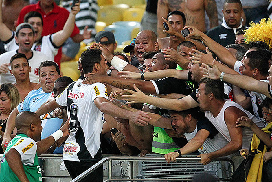 Gilberto comemora gol da vitria do Vasco sobre o Flamengo junto da torcida