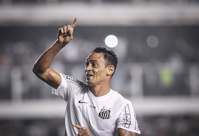 O atacante Ricardo Oliveira comemora um gol para o Santos