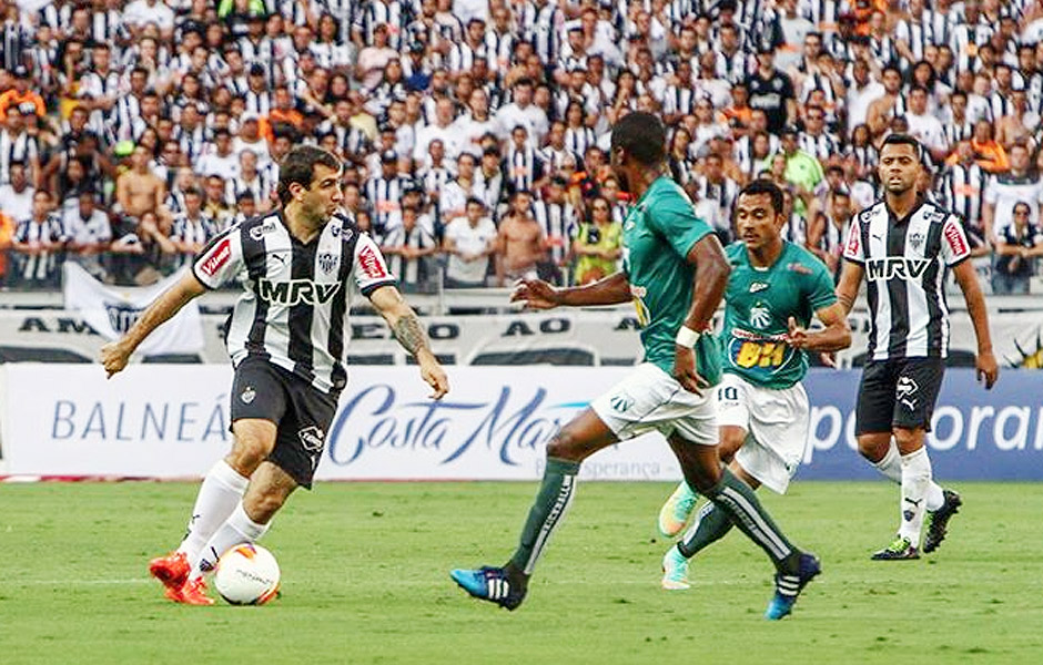 Lucas Pratto conduz bola no empate contra a Caldense na primeira partida da final do Mineiro