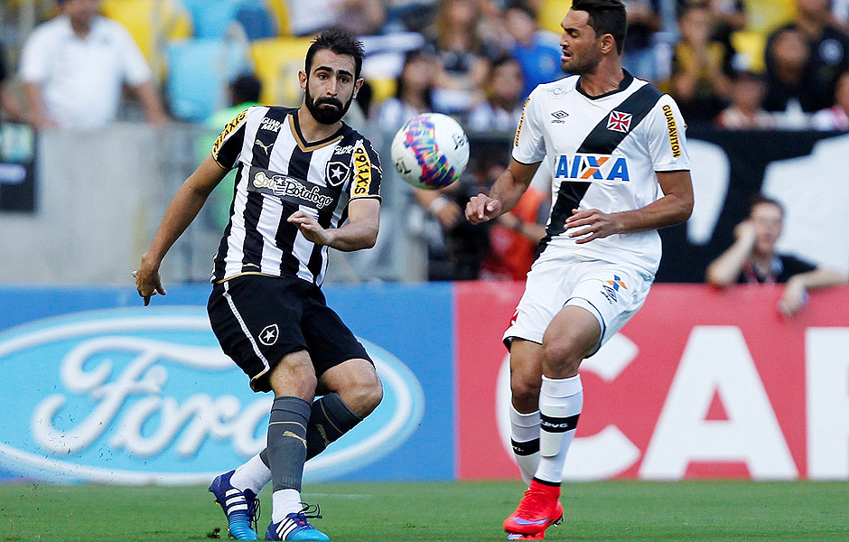 Jogadores de Botafogo e Vasco disputam bola na primeira final do Estadual do Rio