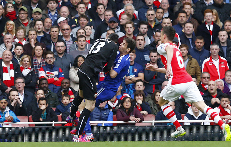 Oscar leva trombada de goleiro Ospina na partida contra o Arsenal pelo Campeonato Ingls