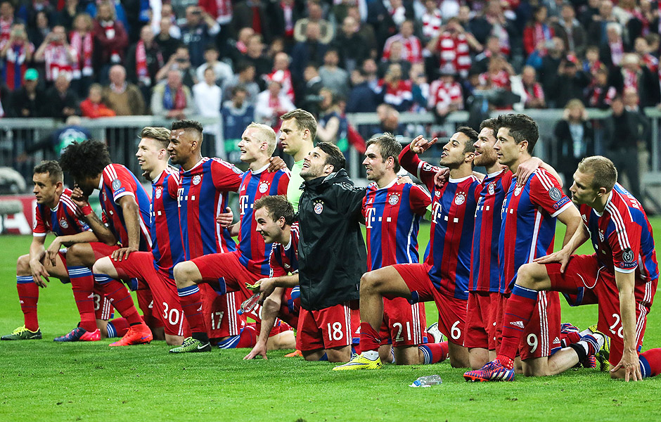 Jogadores do Bayern de Munique comemoram vitria pelo Campeonato Alemo