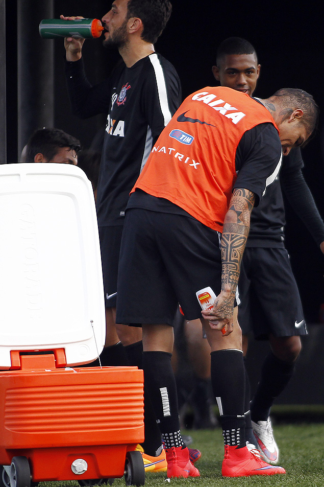 Recuperado da dengue, atacante Guerrero passa repelente antes de treino do Corinthians