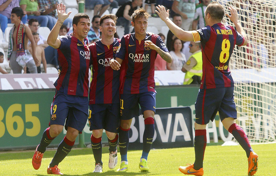 Messi, Luis Surez, e Neymar comemoram com Iniesta um dos oito gols na goleada sobre o Crdoba