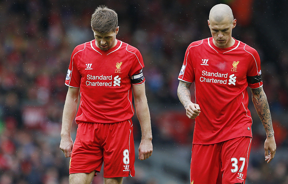 Jogadores do Liverpool usam faixa preta no brao esquerdo em um gesto de luto ao falecimento da mulher de Rio Ferdinand