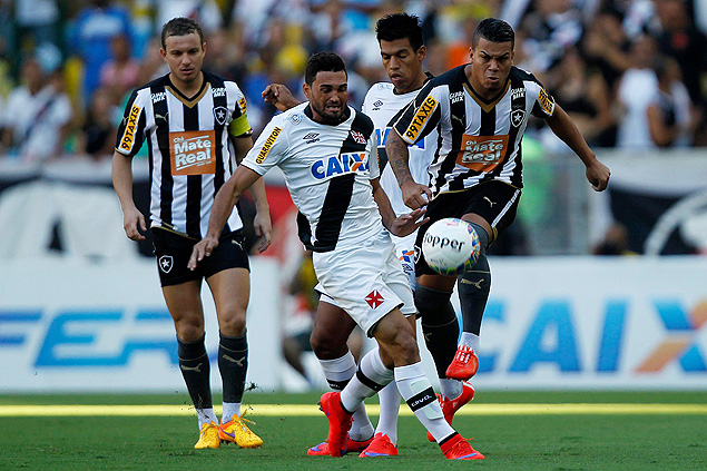 Jogadores de Vasco e Botafogo disputam bola na partida da final do Estadual do Rio