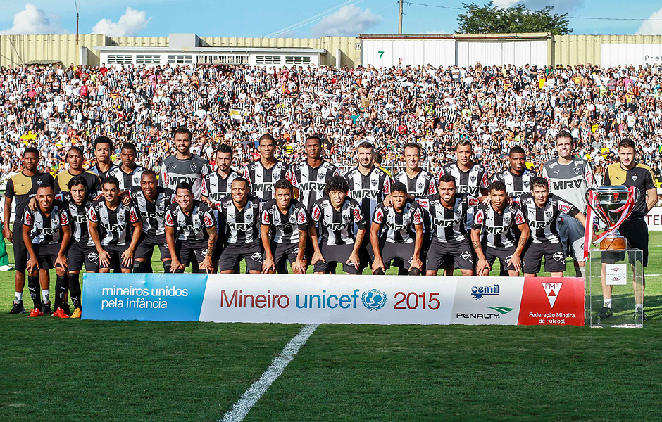 Jogadores do Atltico-MG posam para foto do ttulo do Campeonato Mineiro