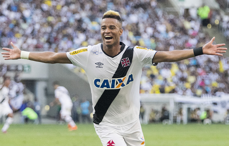 Rafael Silva comemora o primeiro gol do Vasco na vitria sobre o Botafogo