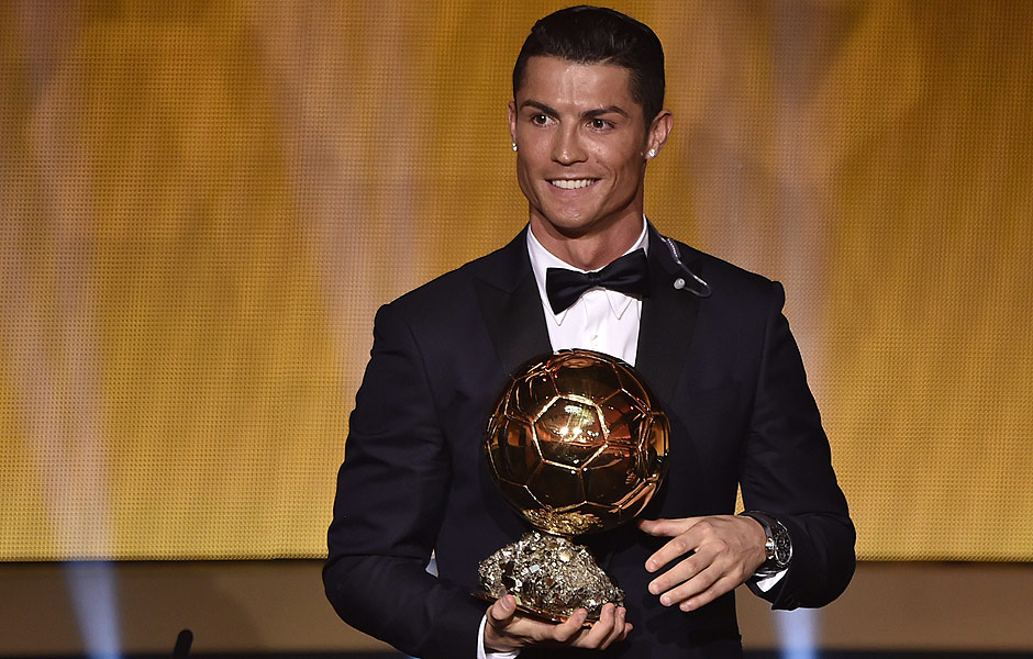 Cristiano Ronaldo recebe sua terceira Bola de Ouro da Fifa, em Zurique