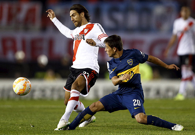 Ponzio (esq.), do River Plate, disputa bola com Cubas, do Boca Juniors