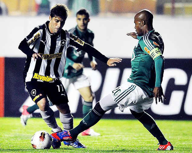 Fellype Gabriel (esq.) durante jogo entre Botafogo e Palmeiras, pela Copa Sul-Americana de 2012