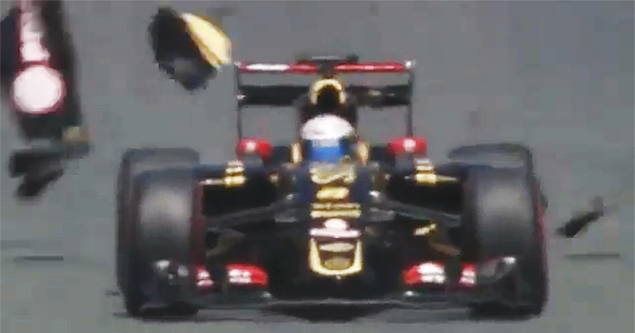 Carenagem da Lotus de Romain Grosjean se solta durante a 2 sesso de treinos livres