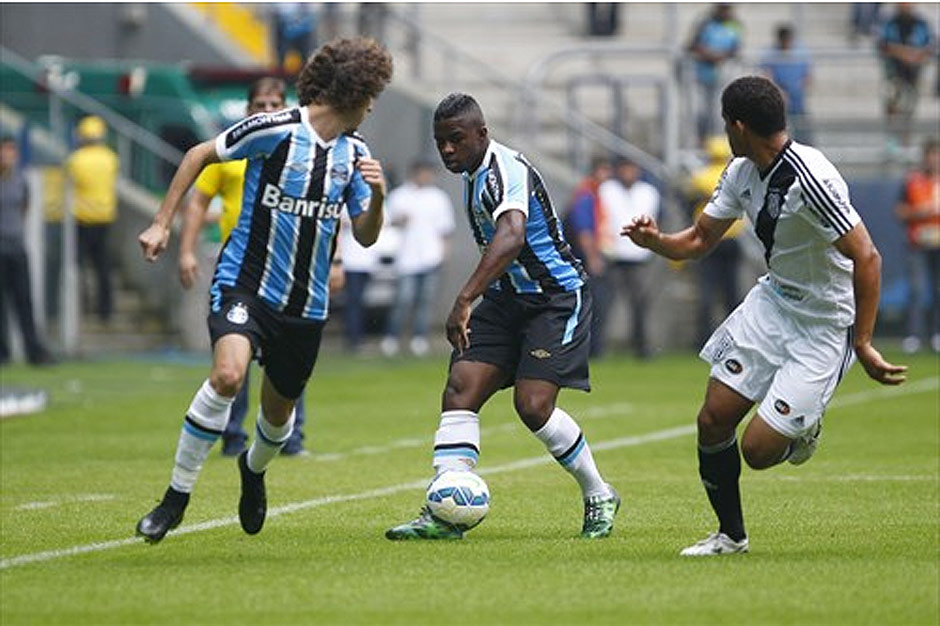 Grmio e Ponte Preta empatam em 3 a 3 no primeiro jogo disputado s 11 da manh no Campeonato Brasileiro