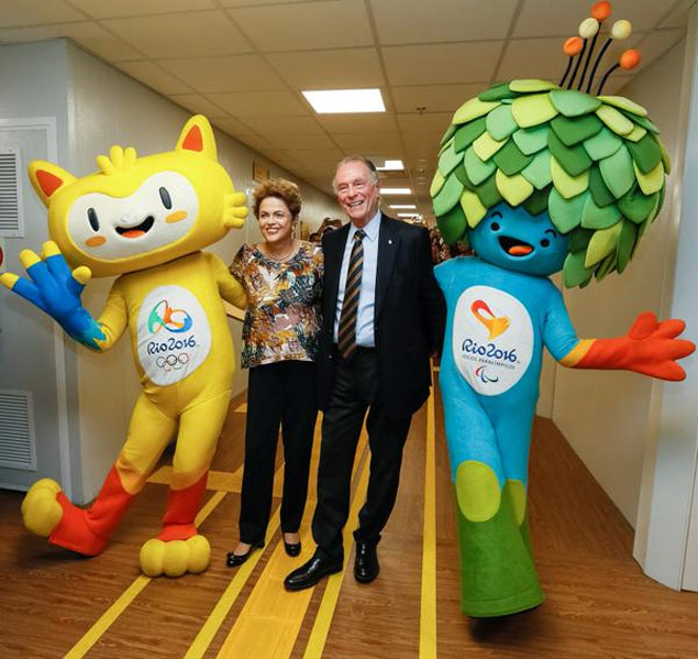 A presidente Dilma Rousseff e o presidente do Comit Organizador Carlos Nuzman com os mascotes Vincius e Tom.