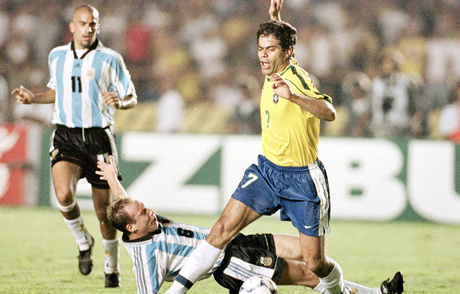Ra tenta se livrar da marcao argentina em amistoso no Maracan, em 1998