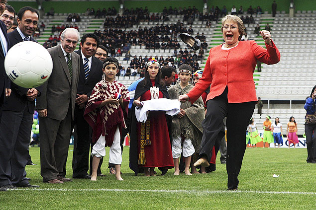 ORG XMIT: 004901_1.tif A presidente chilena Michelle Bachelet perde o sapato ao chutar bola na inaugurao do estdio German Becker, em 2008