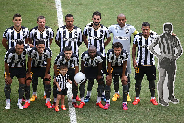 Botafogo faz homenagem aos 90 anos de Nilton Santos