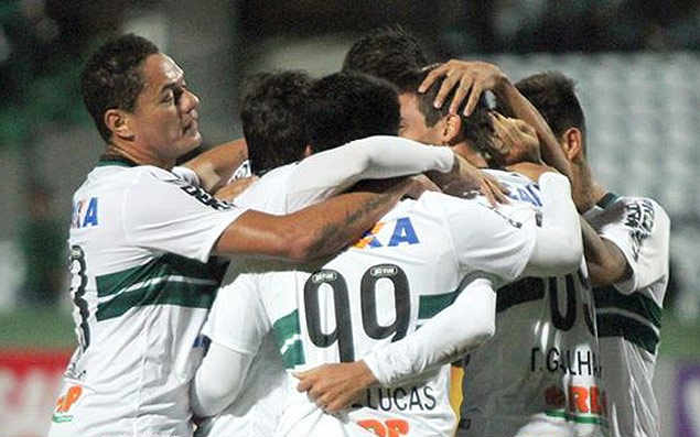 Jogadores do Coritiba comemoram primeiro gol da equipe sobre o Grmio 