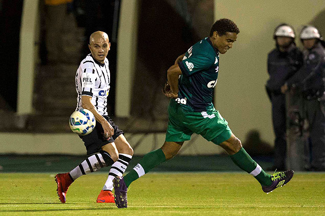 Fbio Santos, autor do nico gol do Corinthians na vitria sobre a Chapecoense, tenta cruzamento