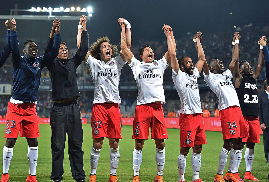 Jogadores do PSG comemoram ttulo do Campeonato Francs com saudao aos seus torcedores