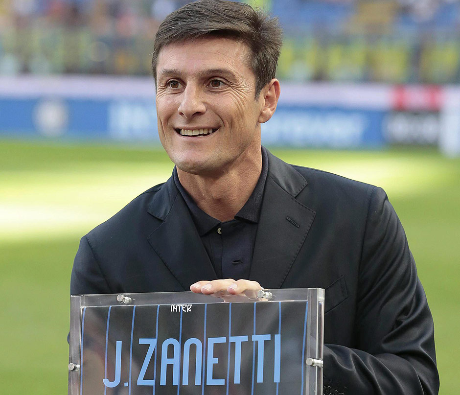 Javier Zanetti recebe homenagem antes do clssico contra a Juventus pelo Campeonato Italiano