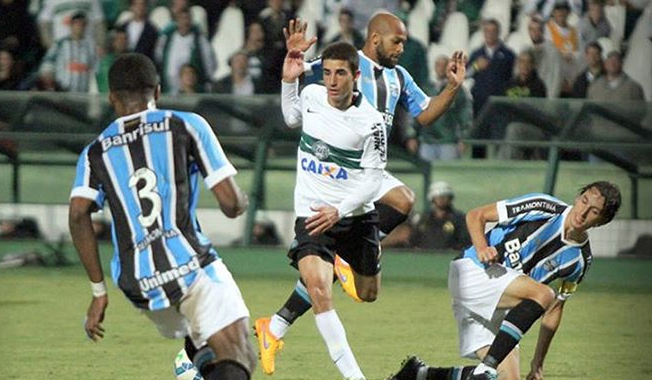 Jogadores de Coritiba e Grmio disputam bola em partida vlida pela 2 rodada do Campeonato Brasileiro; Coritiba venceu por 2 a 0