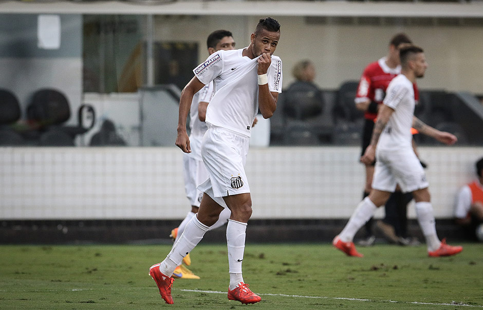 Geuvanio, do Santos, comemora nico gol da partida disputada na Vila Belmiro contra o Cruzeiro pelo Campeonato Brasileiro