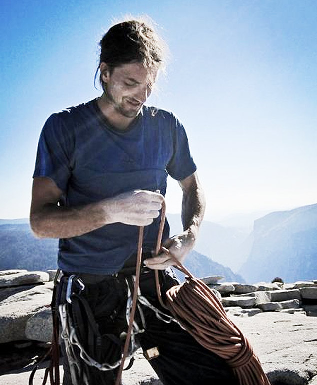 Dean Potter cruza, sem proteo, um desfiladeiro na China a 1.800 metros de altura em uma corda slackline de 2 cm de espessura em 2012