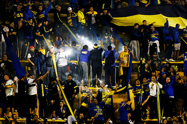 Argentina's Boca Juniors fans shout at River Plate players after the Copa Libertadores soccer match was canceled in Buenos Aires, Argentina, Friday, May 15, 2015. Conmebol delegate Roger Bello of Bolivia and referee Dario Herrera canceled the game after pepper spray was thrown from the stands towards River Plate players before the start of the second half of the game. (AP Photo/Natacha Pisarenko) ORG XMIT: XNP130