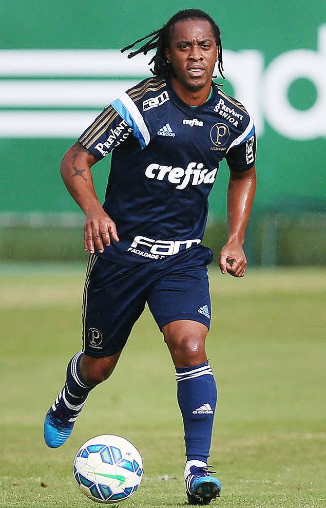 Arouca conduz a bola durante treino do Palmeiras
