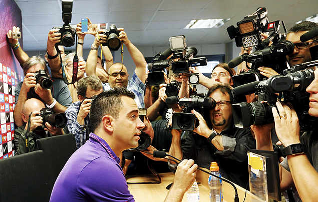 O meia Xavi durante coletiva de imprensa para anunciar a sua saída do Barcelona