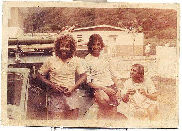 Rico de Souza e seus amigos Horacio Seixas e Sergio Leandro,"Ratinho", surfistas da dcada de 1970