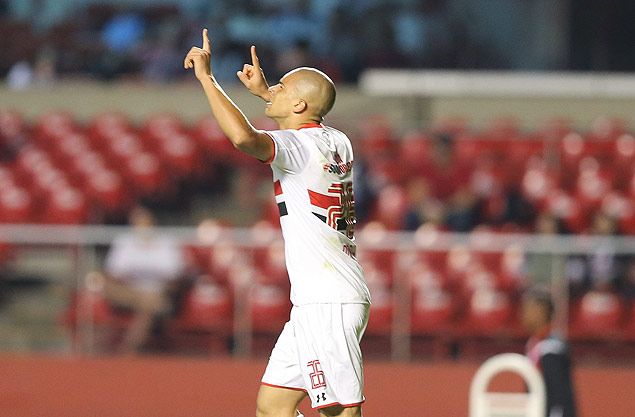 O zagueiro Dria comemora o primeiro gol do So Paulo sobre o Joinville