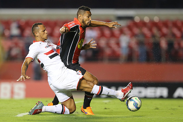 O atacante Luis Fabiano tenta um lance para o So Paulo contra o Joinville