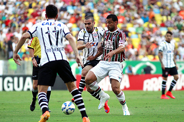 Bruno Henrique, do Corinthians, disputa bola com Fred, do Fluminense 