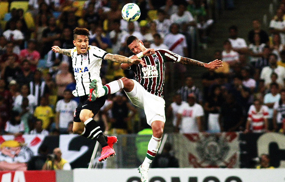 Atacante do Corinthians, Guerrero disputa bola com jogador do Fluminense em jogo vlido pelo Campeonato Brasileiro