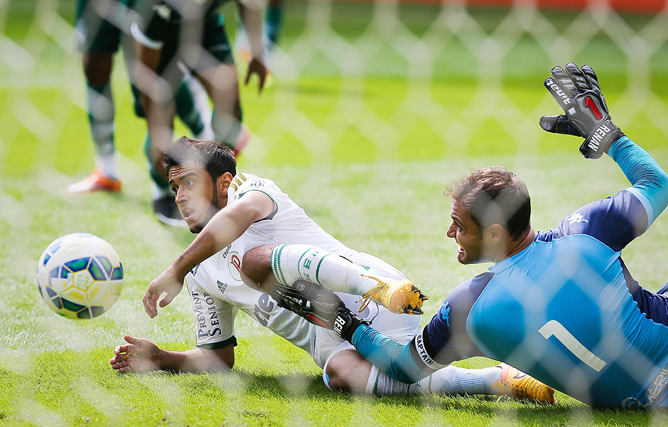 Robinho, meia do Palmeiras, lamenta chance desperdiada na derrota para o Gois pelo Brasileiro