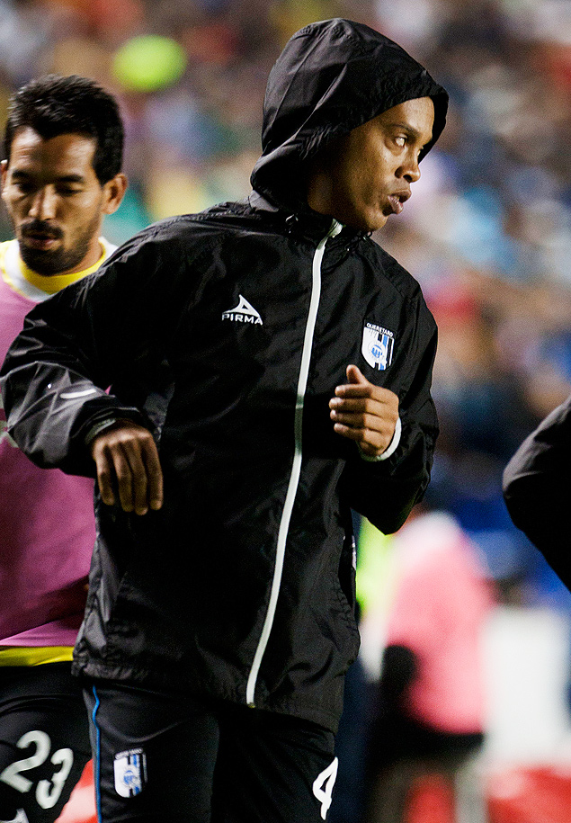 Ronaldinho se aquece durante a vitria do Quertaro sobre o Pachuca, pela semifinal do Mexicano
