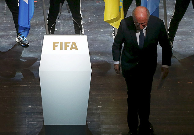 O presidente da Fifa, Joseph Blatter, deixa plpito aps discurso na abertura de congresso na Sua