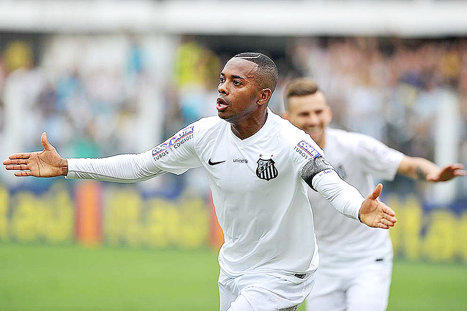 Robinho comemora gol em partida do Santos na Vila Belmiro